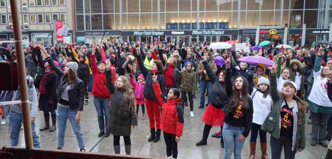 ONE BILLION RISING Köln 2016 auf dem Kölner Bahnhofsvorplatz ONE BILLION RISING in Köln 2016 auf dem Bahnhofsvorplatz