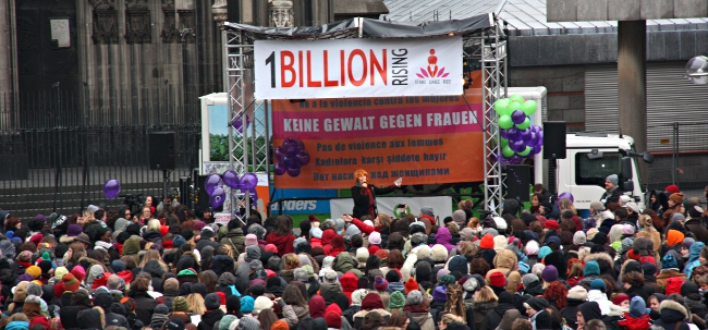 ONE BILLION RISING Köln 2013 auf dem Roncalliplatz ONE BILLION RISING in Köln 2013 auf dem Roncalliplatz